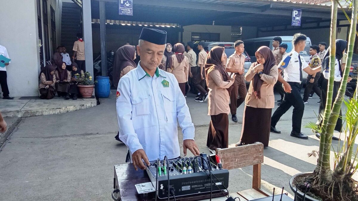 Dukung Kelancaran Upacara, Petugas Operasional MAN 1 Majalengka Siapkan Sound System
