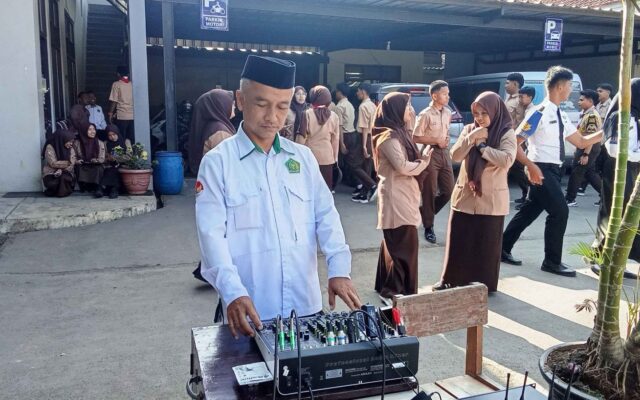 Dukung Kelancaran Upacara, Petugas Operasional MAN 1 Majalengka Siapkan Sound System