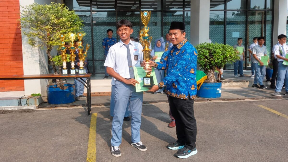 Kasubbag TU Kemenag Majalengka Serahkan Piala Juara 2 Geografi OMI 2026