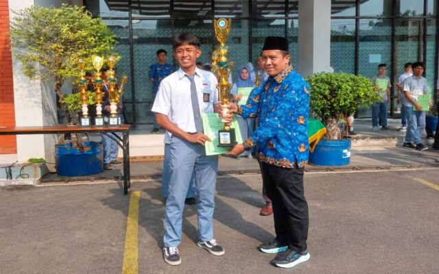 Kasubbag TU Kemenag Majalengka Serahkan Piala Juara 2 Geografi OMI 2026