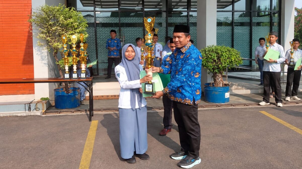 Kasubbag TU Kemenag Majalengka Serahkan Piala Juara 3 Geografi OMI 2026