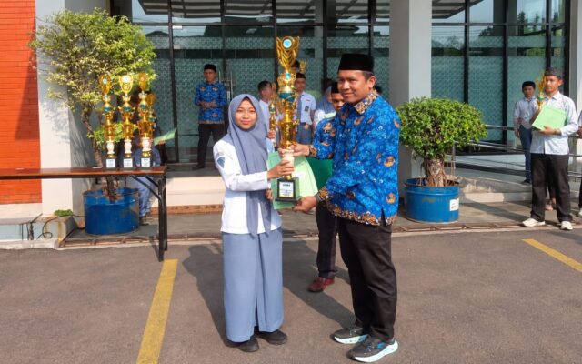 Kasubbag TU Kemenag Majalengka Serahkan Piala Juara 3 Geografi OMI 2026