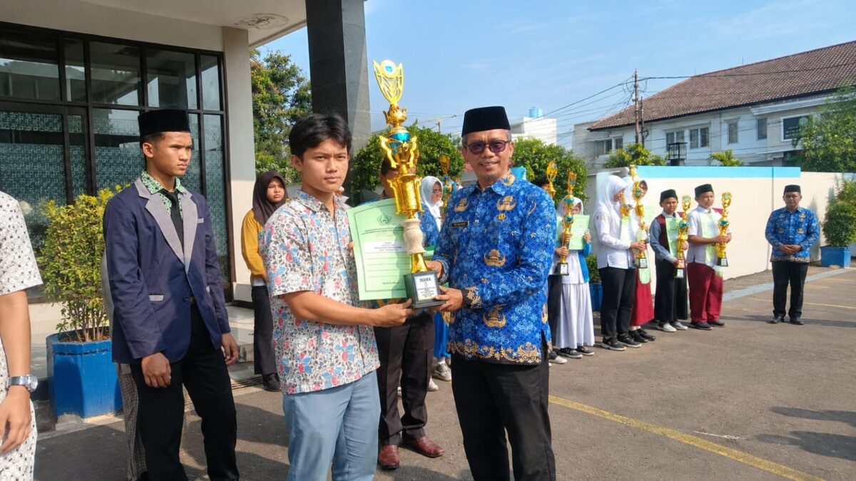 Kasi Pd Pontren Serahkan Piala Juara 1 Biologi OMI Tingkat Kabupaten ke Siswa MAN 1 Majalengka