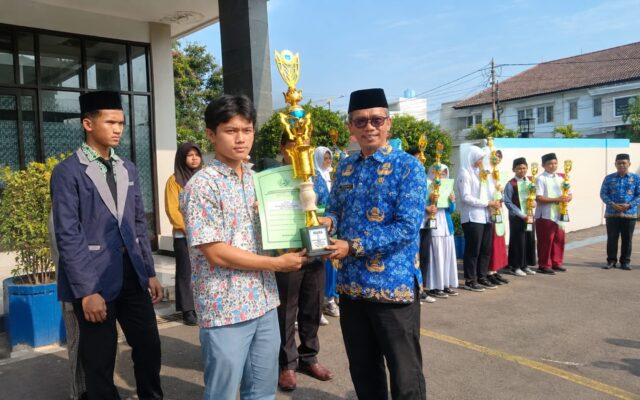 Kasi Pd Pontren Serahkan Piala Juara 1 Biologi OMI Tingkat Kabupaten ke Siswa MAN 1 Majalengka
