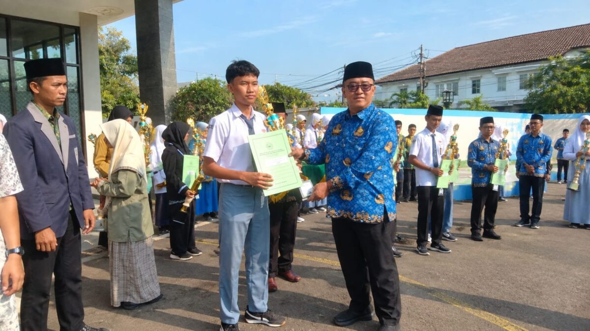 Kasi PAIS Kemenag Majalengka Serahkan Piala Juara 1 OMI 2026 Kepada Siswa MAN 1 Majalengka