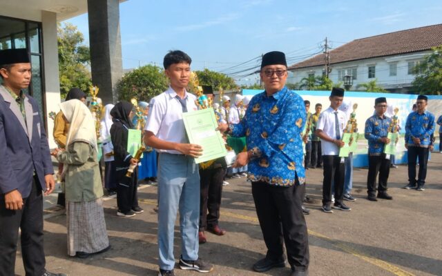 Kasi PAIS Kemenag Majalengka Serahkan Piala Juara 1 OMI 2026 Kepada Siswa MAN 1 Majalengka