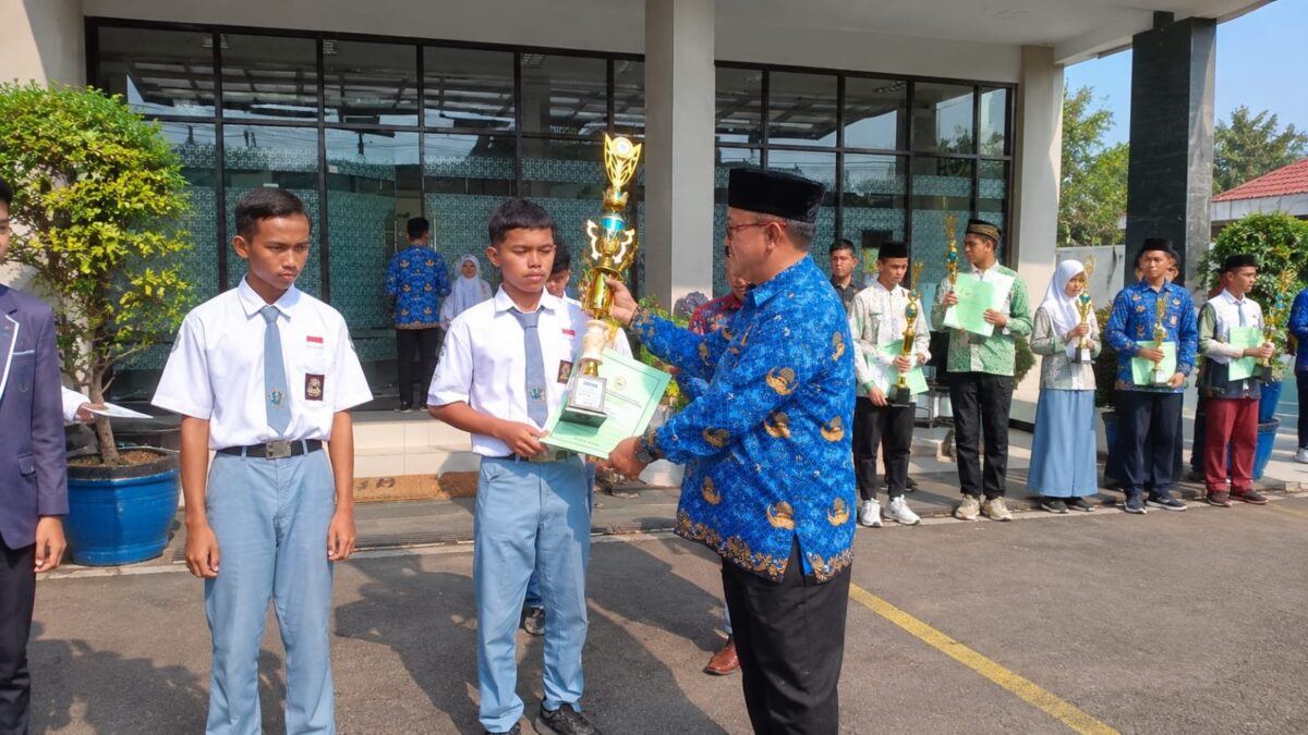 Kemenag Majalengka Serahkan Piala OMI 2026, Siswa MAN 1 Majalengka Sabet Medali Perak Ekonomi