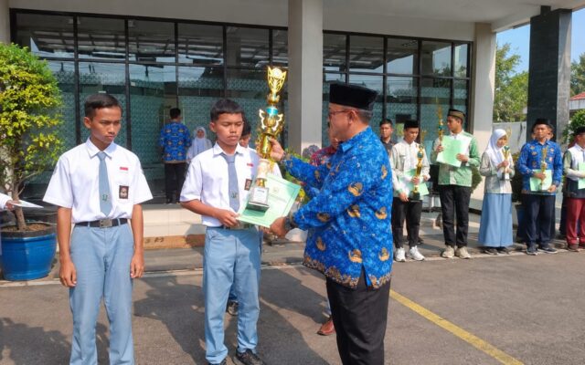 Kemenag Majalengka Serahkan Piala OMI 2026, Siswa MAN 1 Majalengka Sabet Medali Perak Ekonomi