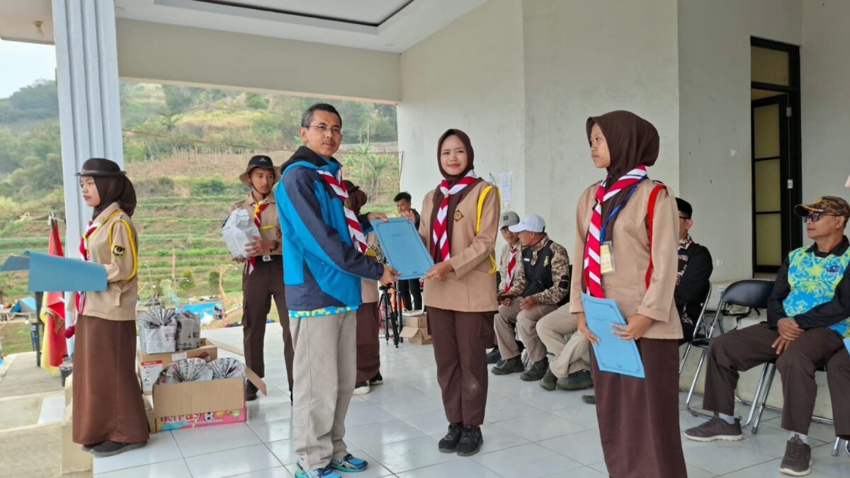 Penyerahan Hadiah Sangga Juara 1 Putri Lomba Memasak Perkemahan Ekstrakurikuler MAN 1 Majalengka