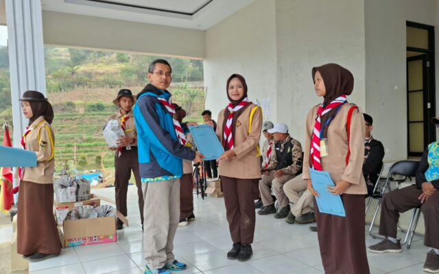 Penyerahan Hadiah Sangga Juara 1 Putri Lomba Memasak Perkemahan Ekstrakurikuler MAN 1 Majalengka