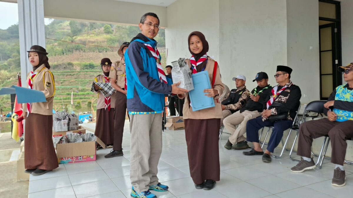 Raih Juara Lomba Memasak Perkemahan Ekstrakurikuler, Sangga BJ. Habibie MAN 1 Majalengka Terima Hadiah