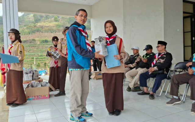 Raih Juara Lomba Memasak Perkemahan Ekstrakurikuler, Sangga BJ. Habibie MAN 1 Majalengka Terima Hadiah