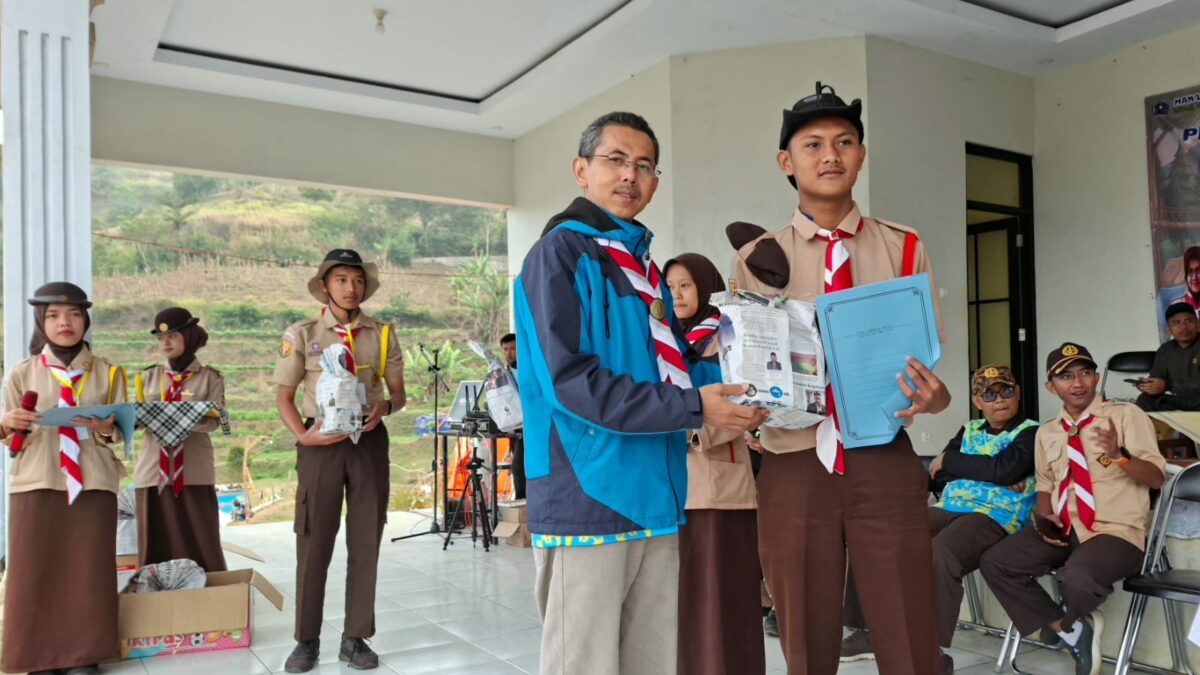 Waka Humas MAN 1 Majalengka Serahkan Hadiah Peringkat Pertama Lomba Memasak Sangga Putra