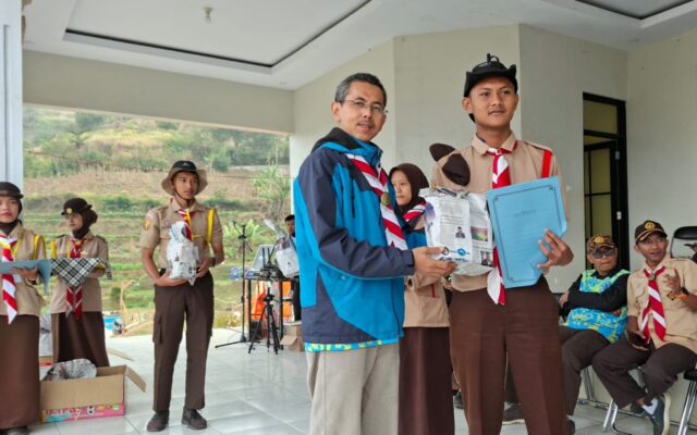 Waka Humas MAN 1 Majalengka Serahkan Hadiah Peringkat Pertama Lomba Memasak Sangga Putra