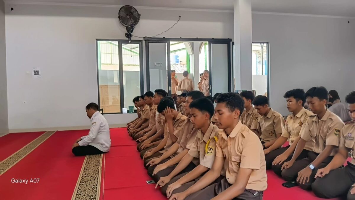 Tanamkan Kedisiplinan, Warga MAN 1 Majalengka Gelar Salat Dzuhur Berjamaah di Masjid
