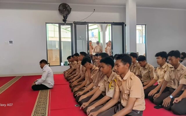 Tanamkan Kedisiplinan, Warga MAN 1 Majalengka Gelar Salat Dzuhur Berjamaah di Masjid
