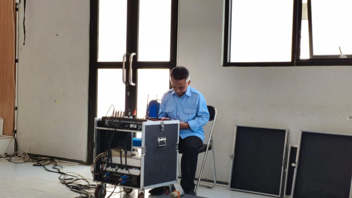Dukung Kinerja Tenaga Kependidikan, Tim Sarpras MAN 1 Majalengka Siapkan Ruang Briefing