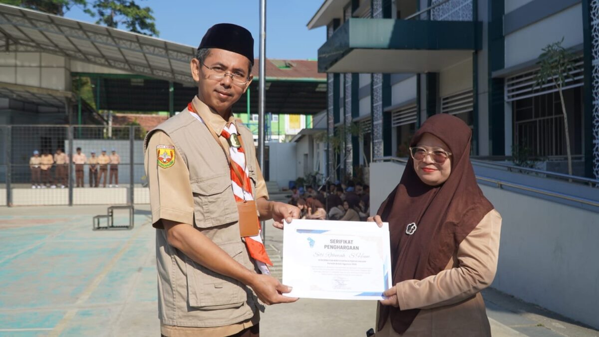 Dukung Publikasi Madrasah, Kepala Perpustakaan MAN 1 Majalengka Raih Penghargaan Kontributor