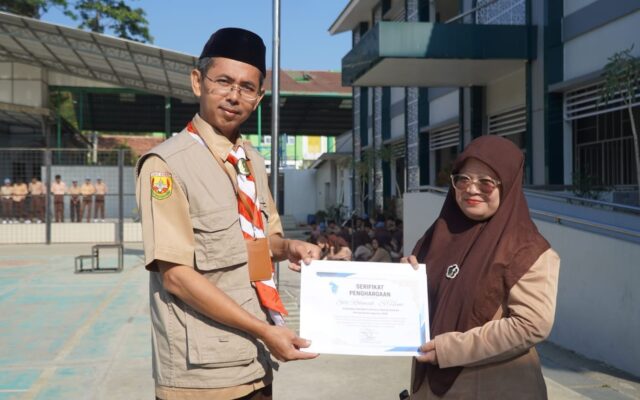 Dukung Publikasi Madrasah, Kepala Perpustakaan MAN 1 Majalengka Raih Penghargaan Kontributor