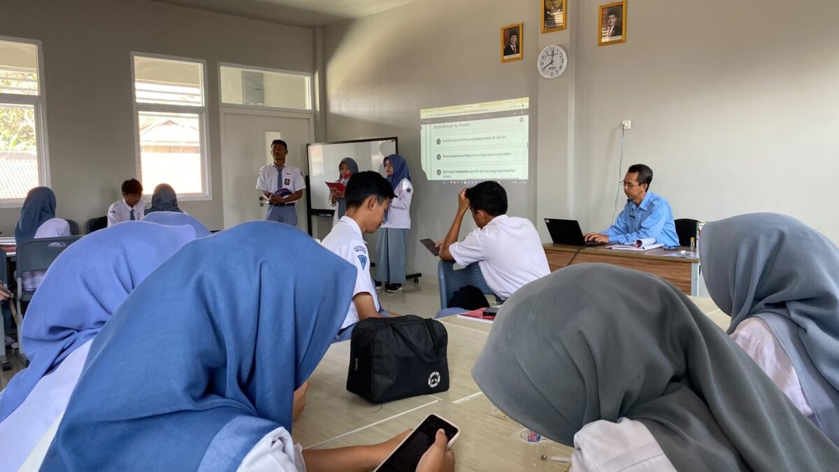 Tingkatkan Literasi Keagamaan, Siswa XII-2 MAN 1 Majalengka Gelar Presentasi Al-Hadis