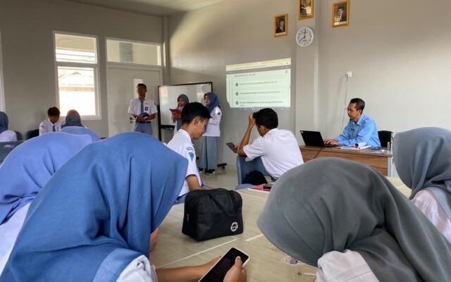 Tingkatkan Literasi Keagamaan, Siswa XII-2 MAN 1 Majalengka Gelar Presentasi Al-Hadis