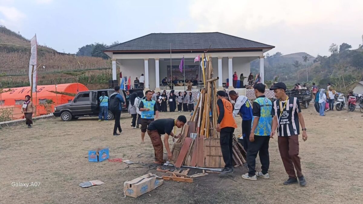 Matangkan Persiapan Malam Puncak, Panitia Perkemahan MAN 1 Majalengka Siapkan Api Unggun