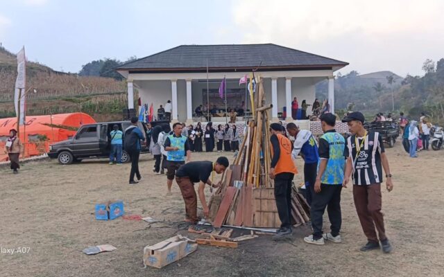 Matangkan Persiapan Malam Puncak, Panitia Perkemahan MAN 1 Majalengka Siapkan Api Unggun