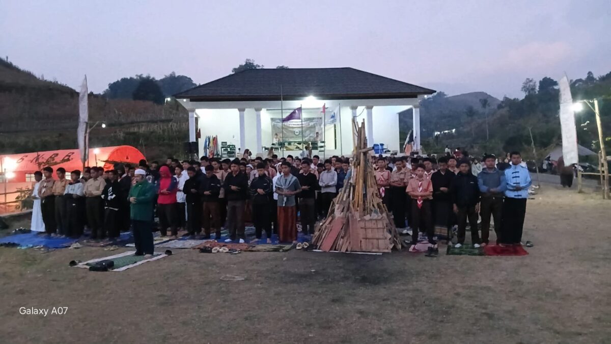 Perkuat Karakter Islami, Siswa MAN 1 Majalengka Gelar Salat Magrib Berjamaah Saat Perkemahan