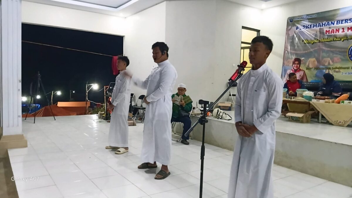 Syarhil Qur’an Siswa X.1 Ramaikan Suasana Perkemahan Ekstrakurikuler Menjelang Isya di Bumi Perkemahan Lebak Barat