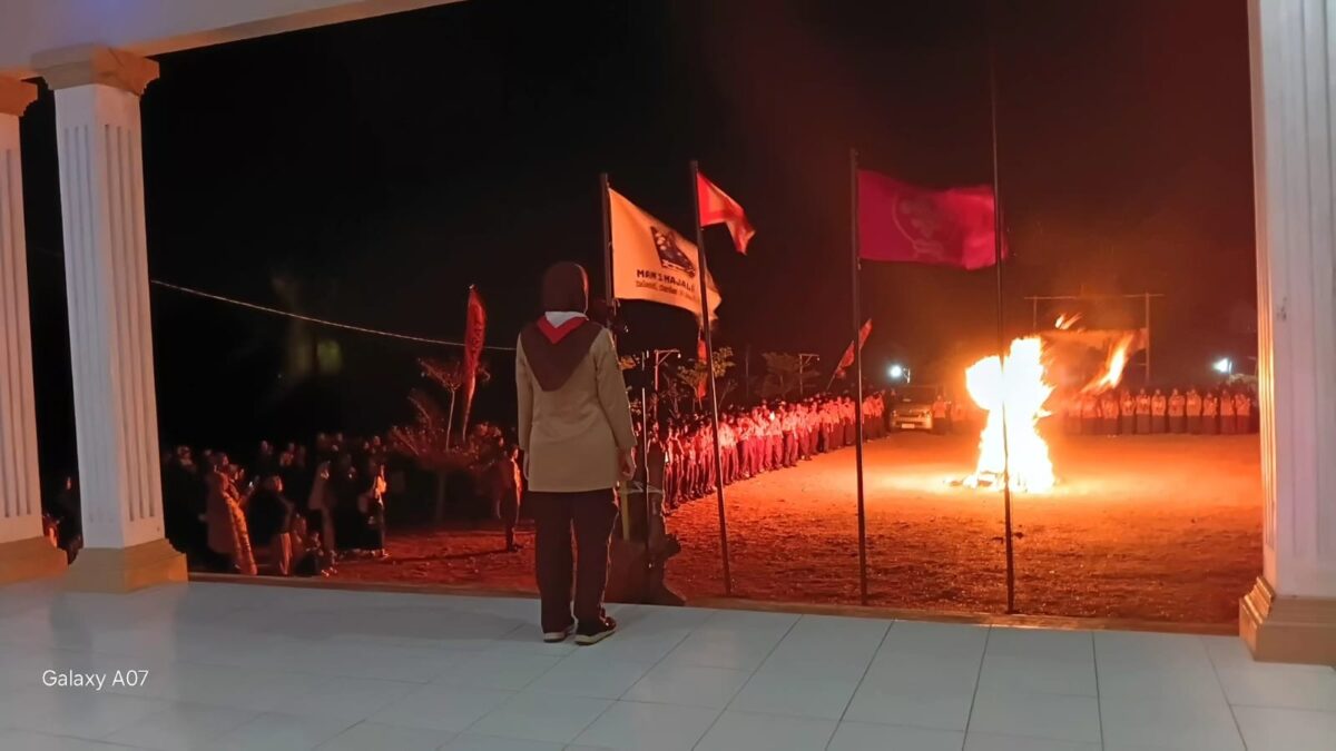 Kobaran Api Unggun Puncak Perkemahan MAN 1 Majalengka Perkuat Karakter dan Persaudaraan Siswa