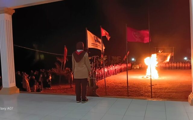 Kobaran Api Unggun Puncak Perkemahan MAN 1 Majalengka Perkuat Karakter dan Persaudaraan Siswa