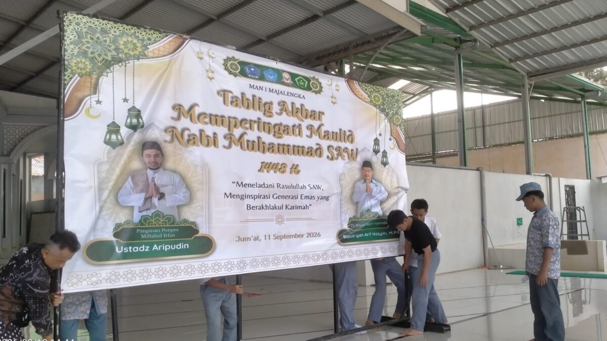 Tingkatkan Syiar Islam dan Publikasi Digital, MAN 1 Majalengka Pasang Spanduk Peringatan Maulid Nabi