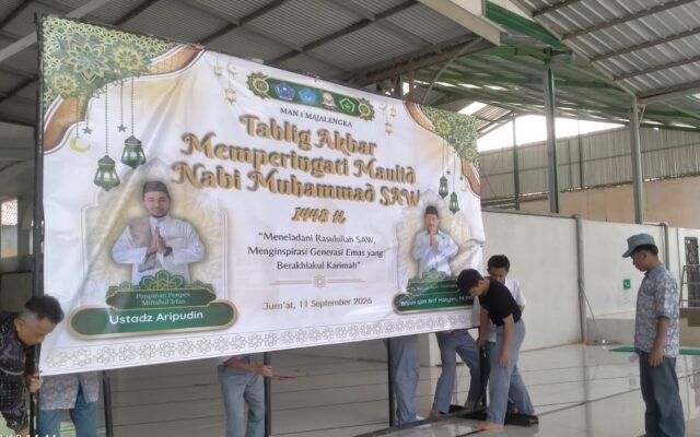 Tingkatkan Syiar Islam dan Publikasi Digital, MAN 1 Majalengka Pasang Spanduk Peringatan Maulid Nabi
