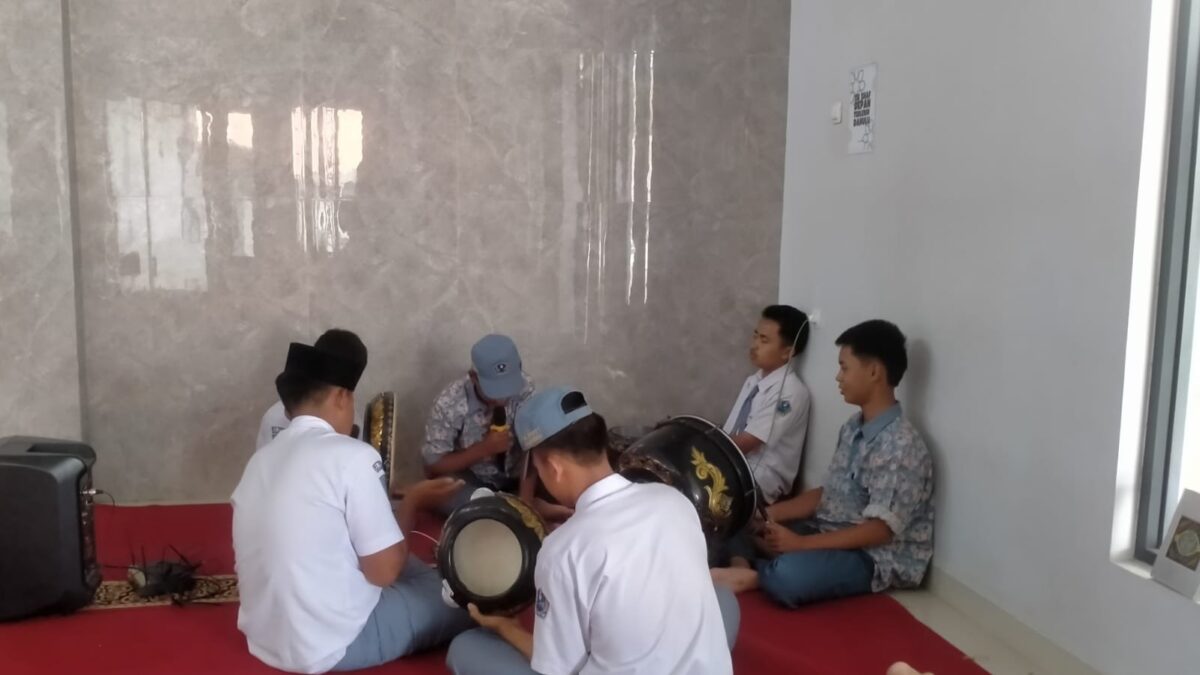 Sambut Maulid Nabi MuhammadSAW, Anggota IRMA MAN 1 Majalengka Mantapkan Latihan Hadroh