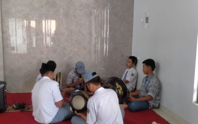Sambut Maulid Nabi MuhammadSAW, Anggota IRMA MAN 1 Majalengka Mantapkan Latihan Hadroh