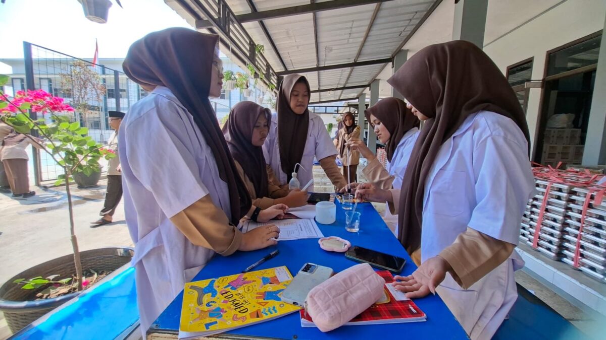 Pahami Perubahan Energi, Siswa XI-1 MAN 1 Majalengka Ikuti Praktikum Kimia