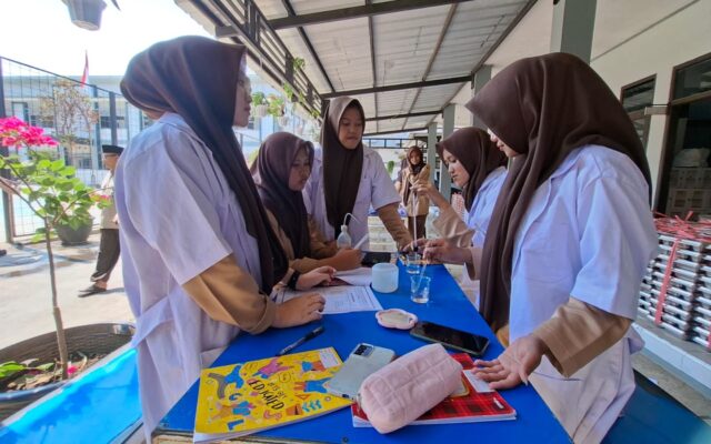 Pahami Perubahan Energi, Siswa XI-1 MAN 1 Majalengka Ikuti Praktikum Kimia