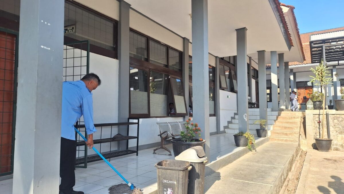 Ciptakan Lingkungan Bersih, Petugas Operasional MAN 1 Majalengka Bersihkan Halaman Kelas
