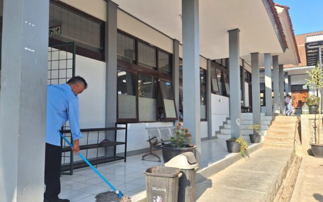 Ciptakan Lingkungan Bersih, Petugas Operasional MAN 1 Majalengka Bersihkan Halaman Kelas