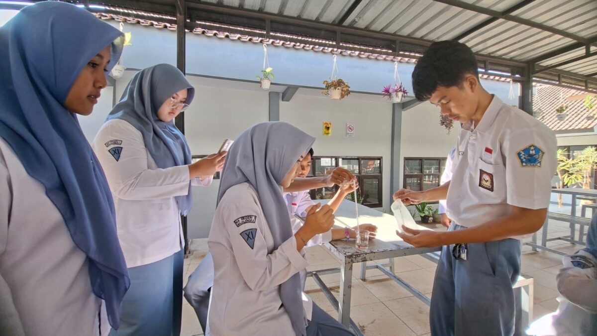 Buktikan Perubahan Energi, Siswa XI-4 MAN 1 Majalengka Gelar Praktikum Kimia