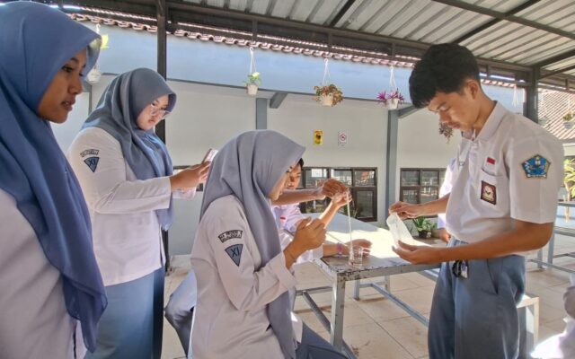 Buktikan Perubahan Energi, Siswa XI-4 MAN 1 Majalengka Gelar Praktikum Kimia
