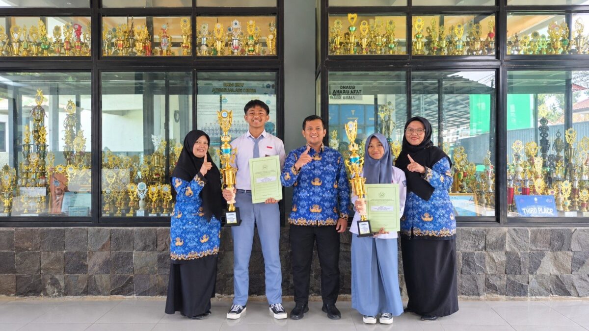 Terima Trofi Kemenag, Dua Siswa MAN 1 Majalengka Lolos OMI Provinsi