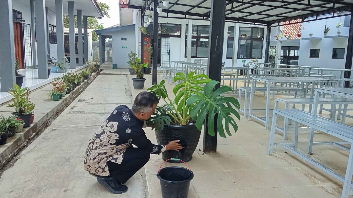 Jaga Keasrian Lingkungan, Petugas Sarpras MAN 1 Majalengka Rawat Pot Tanaman