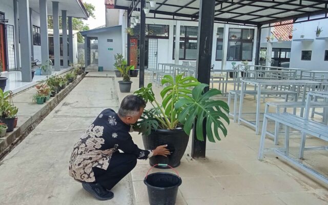 Jaga Keasrian Lingkungan, Petugas Sarpras MAN 1 Majalengka Rawat Pot Tanaman