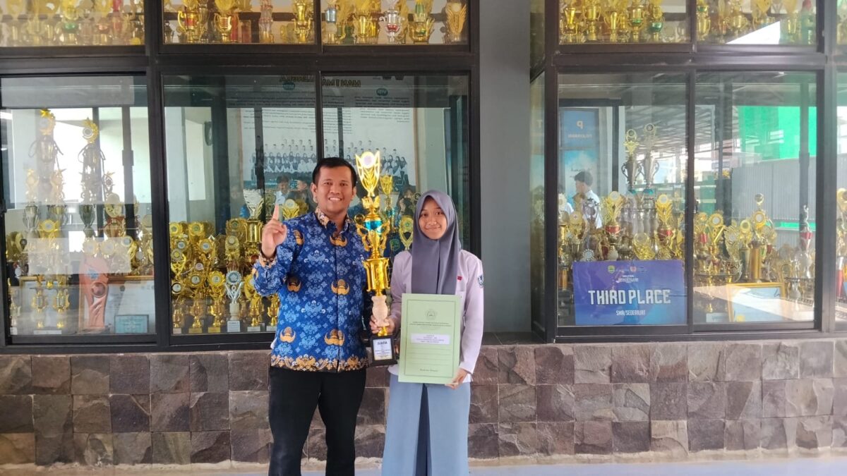 Raih Juara III OMI Geografi, Siswi MAN 1 Majalengka Terima Penghargaan dari Kakankemenag