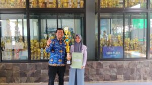 Raih Juara III OMI Geografi, Siswi MAN 1 Majalengka Terima Penghargaan dari Kakankemenag