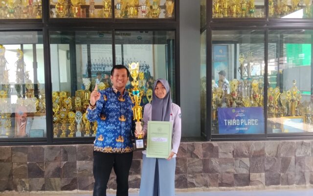 Raih Juara III OMI Geografi, Siswi MAN 1 Majalengka Terima Penghargaan dari Kakankemenag