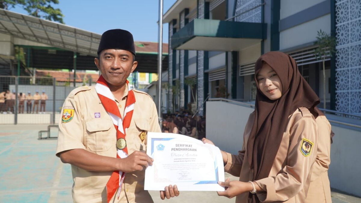 MAN 1 Majalengka Berikan Penghargaan Kontributor Berita Terbanyak Periode Agustus 2026