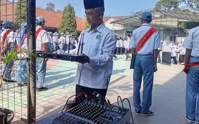 Operator MAN 1 Majalengka Dukung Kelancaran Upacara dan Pengukuhan OSIS