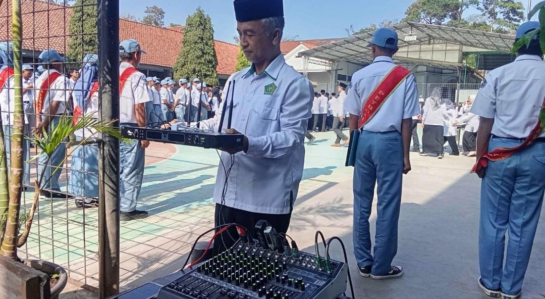 Operator MAN 1 Majalengka Dukung Kelancaran Upacara dan Pengukuhan OSIS